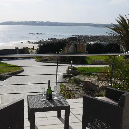 180° Panoramic Sea View, Direct Beach Location, Holiday home